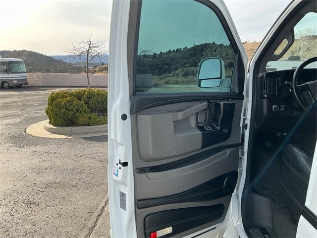2021 Chevrolet Express Passenger 2500 1LS